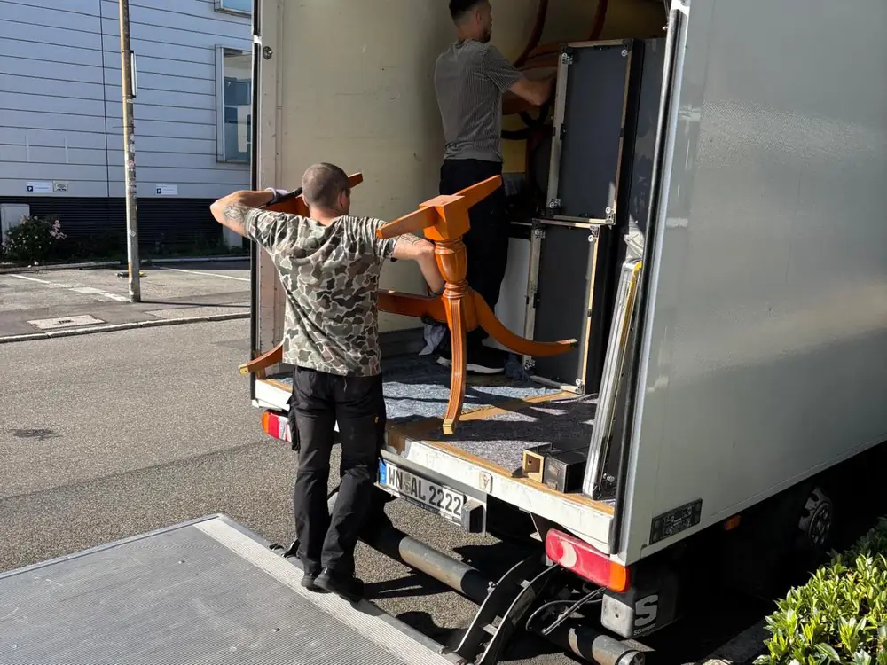 Entrümpelung in Ludwigsburg: Mitarbeiter verlädt Möbel über die Hebebühne