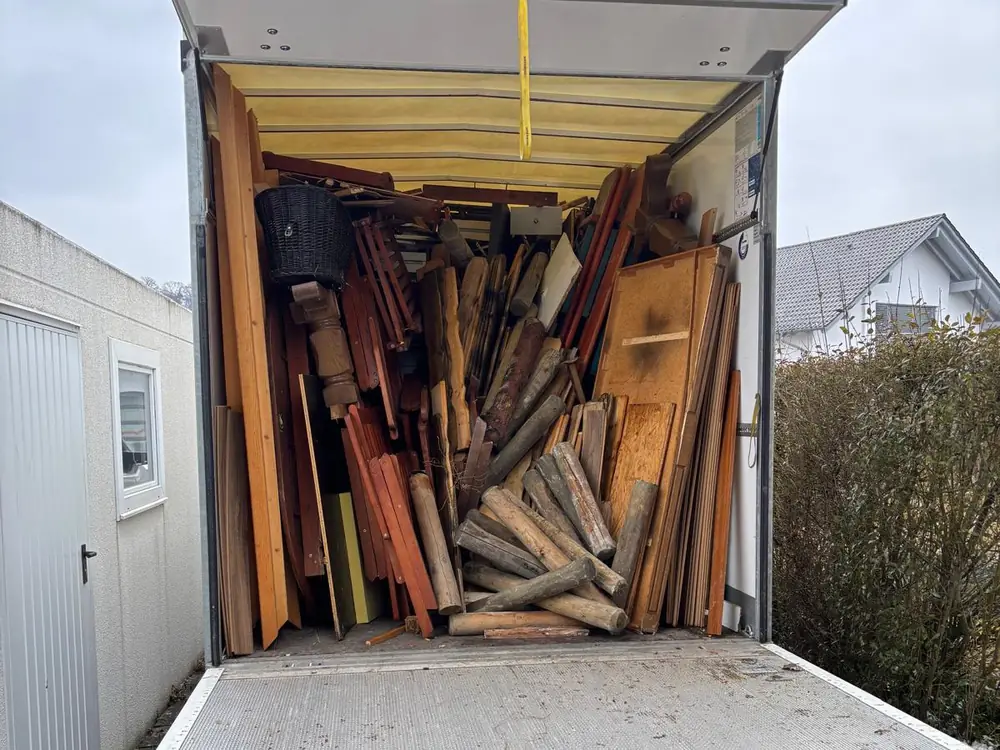Entrümpelung in Esslingen am Neckar: ausgebaute Türen und Holzreste im Laderaum